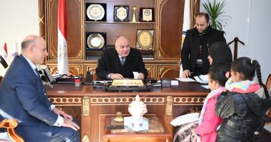 محافظ قنا يستقبل 156 مواطنا بمكتبه لبحث مطالبهم.. صور