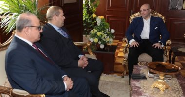 محافظ بنى سويف يبحث مع مسئولي شركة البترول مجالات تفعيل دور المسئولية المجتمعية