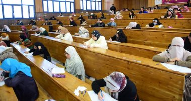 رئيس جامعة سوهاج يتابع سير الامتحانات بكليتى التربية والحقوق.. صور وفيديو