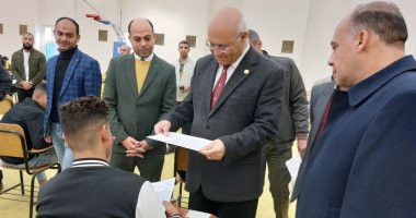 رئيس جامعة بنها يتفقد الامتحانات بكليات التربية الرياضية والعلاج الطبيعى والتربية