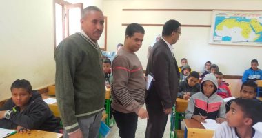 مدير إدارة قنا التعليمية يتفقد امتحانات النقل للمرحلة الابتدائية والإعدادية