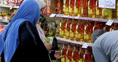 إقبال كبير من المواطنين على شراء زيت الطعام والسلع الغذائية بمنافذ التموين