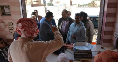 سكرتير عام الوادى الجديد يقود حملة مفاجئة للتفتيش على أسعار السلع بالأسواق
