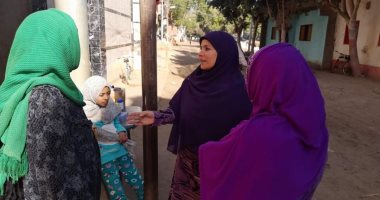 "القومى للمرأة" ببنى سويف ينظم حملات طرق أبواب داخل قرى حياة كريمة.. "احميها من الختان" استهدفت 16 ألف مواطن بمركزى ببا وناصر.. مقرر المجلس: تدريب الرائدات والشابات المتطوعات على المشاركة فى الحملات.. صور