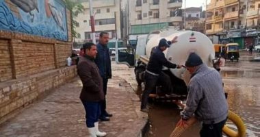 رؤساء المراكز والمدن فى الشرقية يواصلون كسح مياه الأمطار لفتح الطرق 
