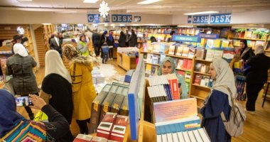 بورسعيد محط أنظار العالم.. 25 ألف زائر للمكتبة العائمة فى 3 أيام.. استعدادات أمنية وتنظيمية غير مسبوقة لاستقبال السفينة.. نغمات "السمسمية" تستقبل الوفود الأجنبية على بوابات سوق الأسماك.. صور