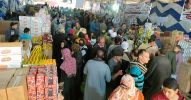 محافظات مصر تفتح معارض "أهلا رمضان" بأسعار مخفضة.. المحافظون وقيادات التموين والغرف التجارية يتابعون توفير السلع والمنتجات بتخفيض يصل لـ30%.. الأقصر تفتتح معرضين لخدمة الجمهور والشرقية تقيم 19 منفذا.. صور