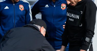  كولر ونجوم الأهلي يدعمون أكرم توفيق بـ"العكاز" في التتش ..صور