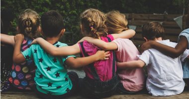 أخلاقنا الجميلة.. كيف تعلم طفلك أن يكون جارًا صالحًا مع جيرانه؟