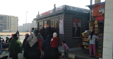 إقبال شديد على منافذ بيع المنتجات والسلع المخفضة بحى الأسمرات.. صور