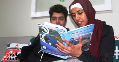 "مها وعلى" قصة حب ممزوجة بالفن.. رسوماتهما تزين ميادين وشوارع أسوان.. تبنيا مبادرة لتحويل أكشاك الكهرباء للوحات فنية.. الفلكلور النوبى وتقاليد القبائل أبرز الجداريات.. صور