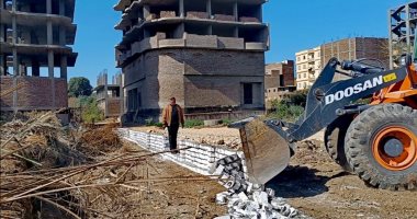 مدينة الأقصر توقف بناء مخالف فى المهد بحوض 18 فى حى الجنوب.. صور