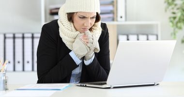 نصائح تساعد الموظف على الشعور بالدفء بالشتاء.. عشان تعرف تشتغل