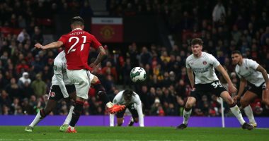 مانشستر يونايتد يكتسح تشارلتون بثلاثية ويتأهل لنصف نهائي كأس كاراباو.. فيديو