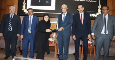 رئيس جامعة المنوفية يكرم المتميزين بمستشفيات الجامعة