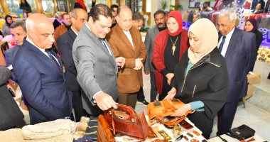 محافظ أسيوط ونائب وزير المالية يتفقدان معرض المنتجات اليدوية والحرف التراثية