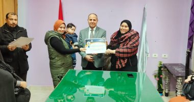  وكيل تعليم كفر الشيخ يكرم 15 أم مثالية بالإدارات التعليمية