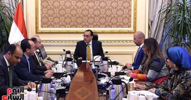 مدبولى يتابع مع رئيسى "الرقابة المالية" و"البورصة" تطورات سوق الأوراق المالية.. صور