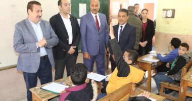 محافظ المنوفية يتفقد لجان امتحانات بشبين الكوم للاطمئنان على انتظامها