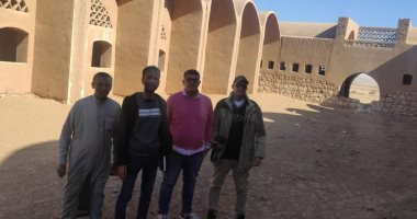 وفد جهاز التنسيق الحضارى يعاين قرية حسن فتحى بالوادى الجديد لتطويرها.. صور