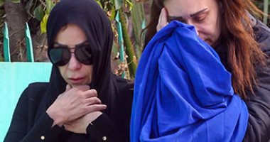 زينة تدعم ريم البارودى فى جنازة والدها بمدينة نصر