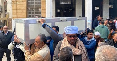 ريم البارودى تصل مسجد السلام لأداء صلاة الجنازة على جثمان والدها 
