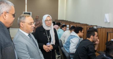 رئيس جامعة طنطا يتابع سير أعمال الاختبارات الإلكترونية بكليتى الصيدلة والتمريض