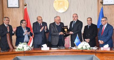 درع جامعة قناة السويس لـ"عصام الدين شوقى" لمجهوداته خلال عمله وحتى بلوغه سن التقاعد