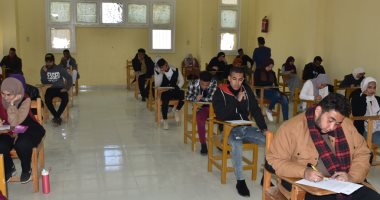 رئيس جامعة الأقصر يتابع أعمال الامتحانات بالكليات.. صور