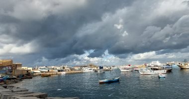 تكاثف السحب الركامية المنخفضة فى سماء الإسكندرية بعد الأمطار الغزيرة.. صور