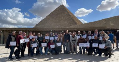 تدريب 40 من العاملين بمنطقة أهرامات الجيزة ضمن برنامج "سفراء السياحة"