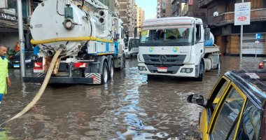 أمطار الفجر بالإسكندرية.. الدفع بـ 150 سيارة لرفع تراكمات مياه الأمطار الرعدية من الشوارع.. المحافظ يعلن تعطيل الامتحانات بالمدارس واستمرار رفع حالة الطوارئ.. ويؤكد جاهزية 202 محطة رفع.. صور