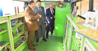 محافظ أسيوط ونائب وزير المالية يتفقدان مكتبة مصر العامة المتنقلة 