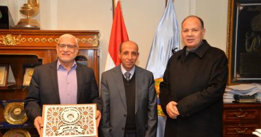 محافظ أسيوط يكرم الدكتور ممدوح بدارى مدير الطب البيطرى لبلوغه السن القانونية للمعاش