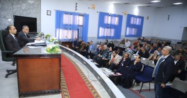 محافظ سوهاج يترأس الاجتماع الدورى للقيادات التنفيذية بالمحافظة