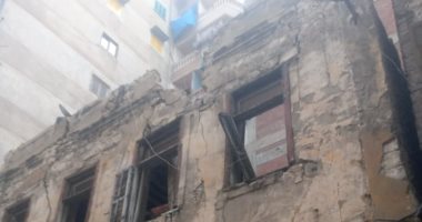 تأثرا بالأمطار.. سقوط أجزاء من عقار خال السكان غرب الإسكندرية