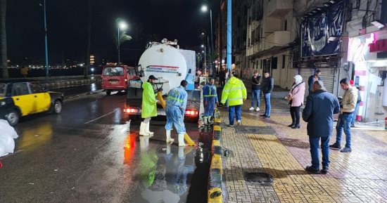 اليوم الرابع من نوة الفيضة الكبرى.. أمطار غزيرة ومتوسطة على الإسكندرية.. المحافظ يعلن تعطيل امتحان سادسة ابتدائى.. ويوجه التنفيذيين بالتواجد فى الشارع لرفع تراكمات المياه.. والصرف الصحى: الأولوية للمدارس.. صور