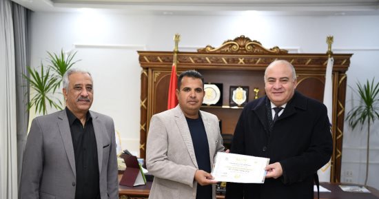 محافظ قنا يكرم رئيس قرية أبو مناع بحرى لتفانيه في العمل.. صور