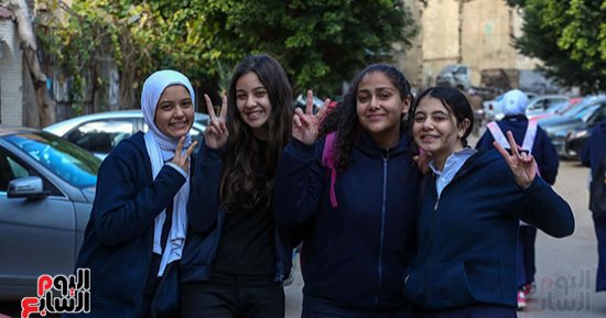 الفرحة والبسمة على وجوه طلاب الصف الأول الثانوى بعد أداء اختبار اللغة العربية