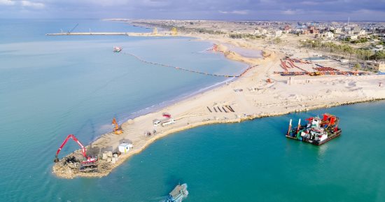 مشروعات مهمة على رأس أولويات هيئة الموانئ البرية والجافة العام الجارى تيسيرا ودعما لحركة التجارة.. فى مقدمتها إنشاء محطتين للطاقة الشمسية لتغذية ميناءى قسطل وأرقين البري وإمدادهما بالتجهيزات اللازمة