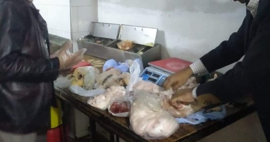 ضبط مواد غذائية منتهية الصلاحية ولحوم فاسدة في حملة على مطاعم سوهاج 