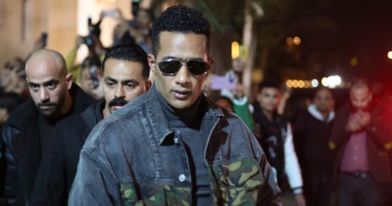 محمد رمضان يُقبّل يد ريم البارودى وأمها فى عزاء والدها الراحل (فيديو)