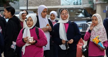 طلاب أولى وثانية ثانوى عام يبدأون امتحانات الفصل الدراسى الأول.. ألبوم صور