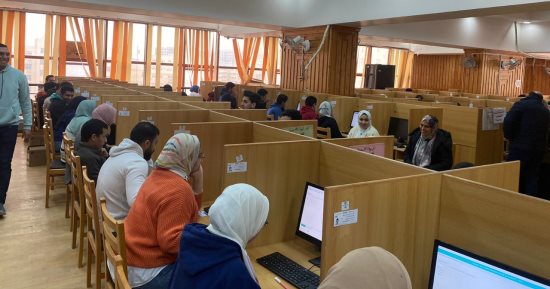 طلاب كليات القطاع الطبي بجامعة كفر الشيخ يؤدون امتحانات الفصل الدراسي الأول إلكترونيًا