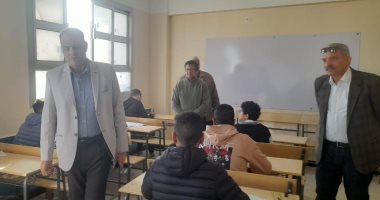 وكيل تعليم الإسماعيلية يتفقد لجان امتحانات أولى ثانوى.. صور
