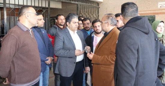 عميد طب طنطا يزور طالبين أصيبا فى حادث أثناء توجههما للامتحان