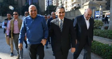 ‫‬وزير قطاع الأعمال العام يستهل زيارته لشركة غزل المحلة بلقاء محافظ الغربية