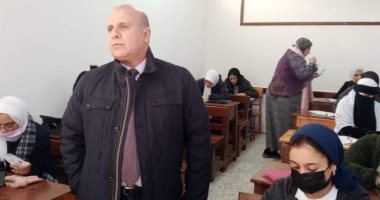 وكيل تعليم دميـاط يتفقد امتحان أولى ثانوى ويطمئن على الطلاب.. صور