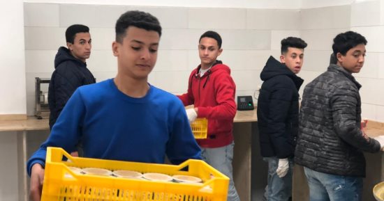 "الشراقوة أهل الكرم".. شباب يوزعون وجبات عدس ساخنة على السهرانين في البرد