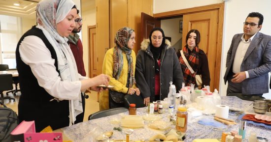 "غرفة الإسكندرية" تستضيف ورشة عمل "صناعة مستحضرات التجميل وعلاجات عسل النحل"